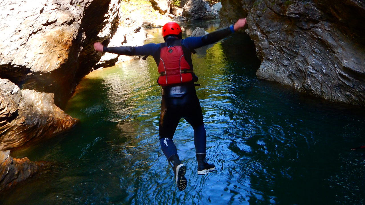 Easy Canyoning Schluchtenerlebnis mal anders. Statt zu wandern wartet hier das kühle Nass am Fusse der Schlucht auf Entdeckung. Eingepackt in wärmende Neoprenkleidung schwimmen, rutschen und schwimmen Sie durch die beeindruckende Viamala Schlucht.