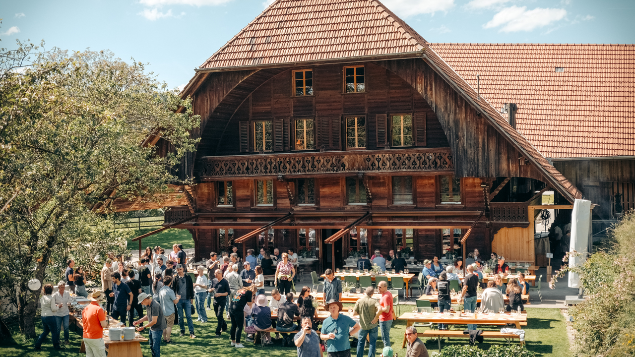 Erlebnistag Teamevent Starte in den Tag voller Abenteuer. Beginne deinen Teamevent mit einer malerischen Planwagenfahrt entlang der Panoramaroute des Emmentals. Die gutmütigen Pferde begleiten dich bei allen Aktivitäten. Nach der entspannten Fahrt gibt es einen genussvollen Apéro mit lokalen Köstlichkeiten, bevor es zu spannenden Spielen und einem herzhaften Essen weitergeht.