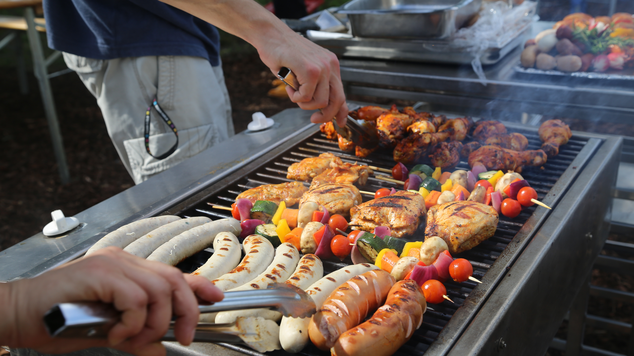 BBQ Dinner: Der Sommerevent für heisse Köpfe. Überraschen Sie Ihre Arbeitskollegen und runden Sie Ihren Tag mit einem BBQ auf unserem Grillplatz ab.