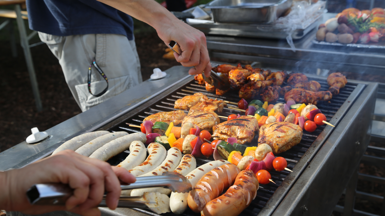 BBQ Dinner Der Sommerevent für heisse Köpfe. Überraschen Sie Ihre Arbeitskollegen und runden Sie Ihren Tag mit einem BBQ auf unserem Grillplatz ab.