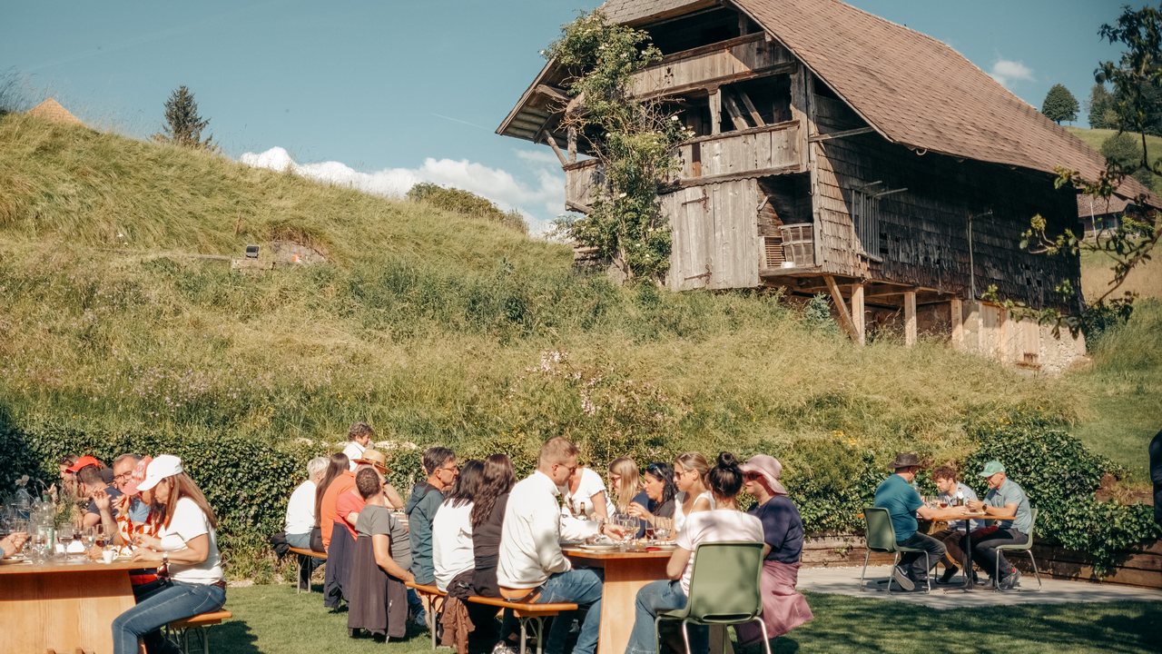 Du nimmst dein Elektrovelo in Empfang und startest zu einer erlebnisreichen Fahrt von etwa 1 ½ Stunden über saftige Wiesen, sanfte Hügel und durch die dichten Wälder des Emmentals. Die Panoramaroute bietet dir einen fantastischen Blick auf die Berner Alpen. Der Elektromotor verdoppelt deine Muskelkraft, sodass du die Fahrt entspannt geniessen kannst. Ein erfahrener, einheimischer Guide begleitet dich auf der Tour.