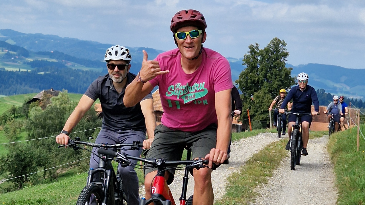 Du nimmst dein Elektrovelo in Empfang und startest zu einer erlebnisreichen Fahrt von etwa 1 ½ Stunden über saftige Wiesen, sanfte Hügel und durch die dichten Wälder des Emmentals. Die Panoramaroute bietet dir einen fantastischen Blick auf die Berner Alpen. Der Elektromotor verdoppelt deine Muskelkraft, sodass du die Fahrt entspannt geniessen kannst. Ein erfahrener, einheimischer Guide begleitet dich auf der Tour.