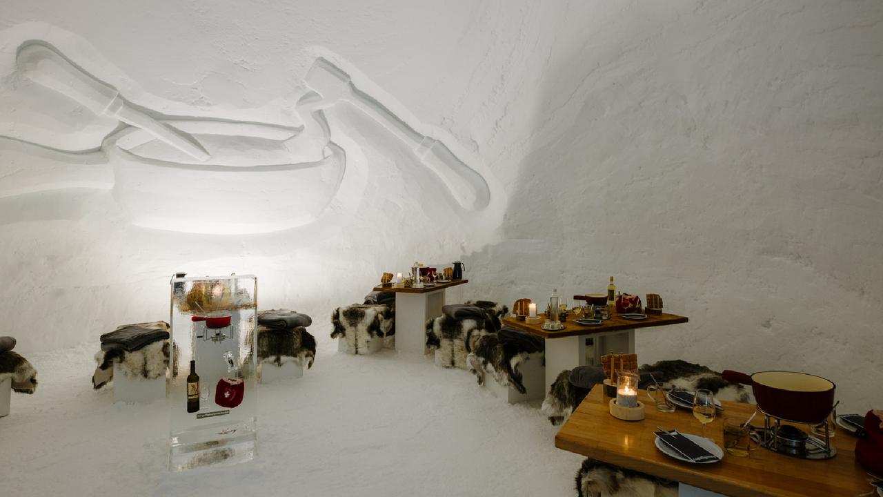 Können Sie sich vorstellen, was es heisst, in einem Iglu ein Fondue zu geniessen? Nein? Dann ist es höchste Zeit für den Besuch des Fondue-Iglus. Kerzenschimmer, Romantik, einmalige Atmosphäre, ein herrliches Fondue, Spitzenweine... Ihrer Fantasie werden hier kaum Grenzen gesetzt.