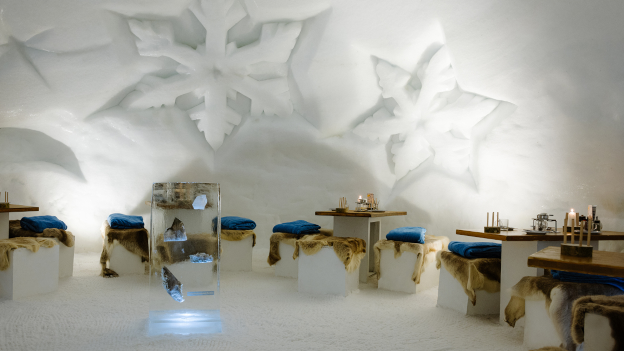 Fondue-Iglu Erlebnis Können Sie sich vorstellen, was es heisst, in einem Iglu ein Fondue zu geniessen? Nein? Dann ist es höchste Zeit für den Besuch des Fondue-Iglus. Kerzenschimmer, Romantik, einmalige Atmosphäre, ein herrliches Fondue, Spitzenweine... Ihrer Fantasie werden hier kaum Grenzen gesetzt.