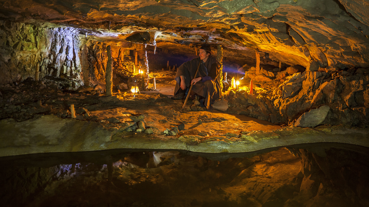 Tief in das Innere des Berges hineinwandern. Ein aussergewöhnliches Erlebnis für alle, die sich verzaubern lassen wollen – draussen in der Natur, tief unter dem Berg. Auf einem sicher ausgebauten Weg und trotzdem in geheimnisvoller Dunkelheit - lediglich im magischen Lichtschein von Laternen und Kerzenlicht. Das ist in den Alpen nur an wenigen Orten möglich. Zum Beispiel am Thunersee, wo an einem uralten vorchristlichen Kultplatz der Eingang zu den St.-Beatushöhlen liegt.