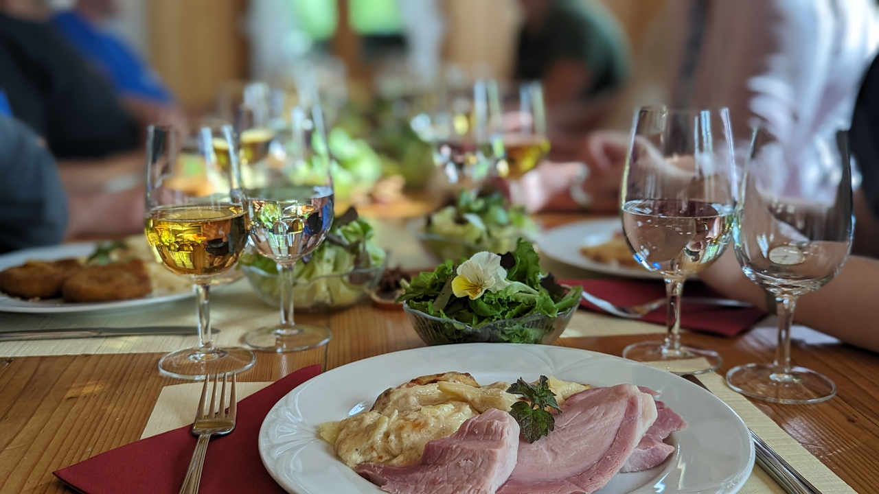 Auf Jeremias Gotthelfs Spuren Dein Teamevent startet mit lebendiger Kultur: Im Gotthelf Zentrum erfährst du, wie Gotthelf mit seiner Familie gelebt hat und wie aus dem Pfarrer Bitzius der Schriftsteller Jeremias Gotthelf wurde. Eine Gotthelf-Expertin begleitet dich durch die Ausstellung. Hier kannst du in die Welt des berühmten Schriftstellers eintauchen und mehr über sein Leben und Werk erfahren. Die Führung bietet spannende Einblicke in das ländliche Leben des 19. Jahrhunderts und Gotthelfs Einfluss auf die Schweizer Literatur. Die interessanten Geschichten und Anekdoten machen diesen Ausflug zu einem lebendigen Erlebnis.
