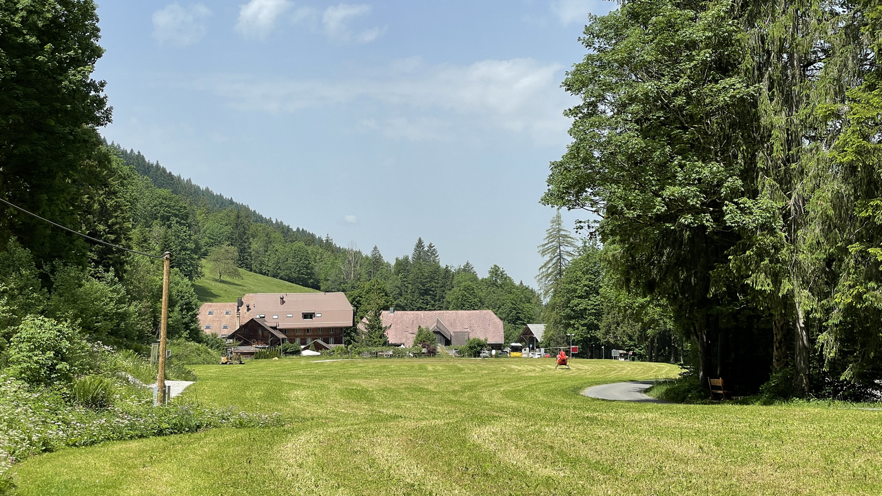 Geniessen Sie einen Helikopter-Rundflug ins Emmental mit Halt beim Restaurant Kemmeriboden-Bad bei Schangnau. Geniessen Sie die berühmten Meringues. Markante Hügel, verspielte Täler – das Emmental verspricht fantastische Augenblicke. Entdecken Sie eine der schönsten und eigenständigsten Regionen der Schweiz, in der ländliche Tradition noch gelebt wird. Essen Sie als Krönung eine himmlische Meringue im dem Restaurant Kemmeriboden-Bad.