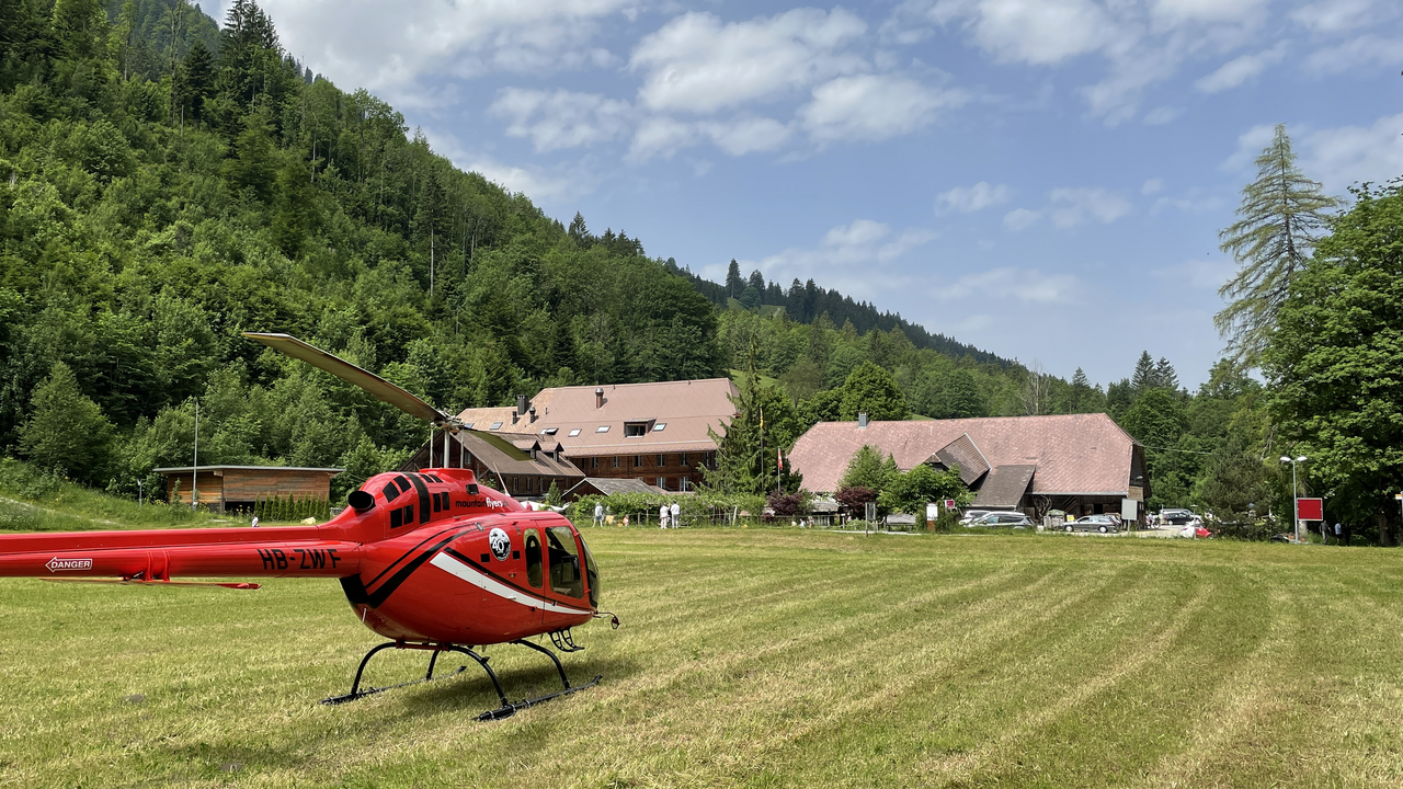 Geniessen Sie einen Helikopter-Rundflug ins Emmental mit Halt beim Restaurant Kemmeriboden-Bad bei Schangnau. Geniessen Sie die berühmten Meringues. Markante Hügel, verspielte Täler – das Emmental verspricht fantastische Augenblicke. Entdecken Sie eine der schönsten und eigenständigsten Regionen der Schweiz, in der ländliche Tradition noch gelebt wird. Essen Sie als Krönung eine himmlische Meringue im dem Restaurant Kemmeriboden-Bad.