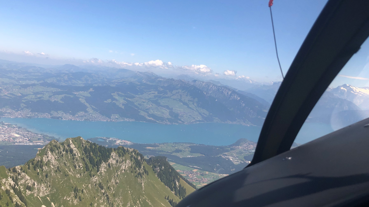 Geniessen Sie einen Helikopter-Rundflug ins Emmental mit Halt beim Restaurant Kemmeriboden-Bad bei Schangnau. Geniessen Sie die berühmten Meringues. Markante Hügel, verspielte Täler – das Emmental verspricht fantastische Augenblicke. Entdecken Sie eine der schönsten und eigenständigsten Regionen der Schweiz, in der ländliche Tradition noch gelebt wird. Essen Sie als Krönung eine himmlische Meringue im dem Restaurant Kemmeriboden-Bad.