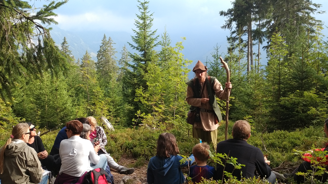 Sagenwanderung Gantrisch Wild und magisch sind die Waldhügel am Fusse der Gantrischkette. Das unmittelbare Erlebnis von wilder Natur und die Begegnung mit den Grundsätzen der modernen Ökologie in Gestalt von mythisch-metaphorische Bildern macht diese Sagenwanderung zu einer wertvollen und lebendigen Erfahrung mit nachhaltiger Wirkung.