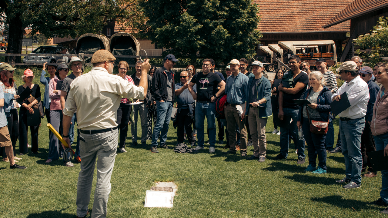 Du suchst einen originellen und besonderen Ort für euer nächstes Firmenseminar? Dann bist du bei uns genau richtig. Im charmanten Berner Bauernhaus mit seiner heimeligen Atmosphäre findest du den idealen Rahmen für produktive Stunden – mitten im wunderschönen Emmental. Unser stilvoll eingerichtetes Seminarlokal bietet dir nicht nur eine inspirierende Umgebung, sondern auch zahlreiche Möglichkeiten, wie du das Seminarprogramm mit spannenden Aktivitäten auflockern kannst.