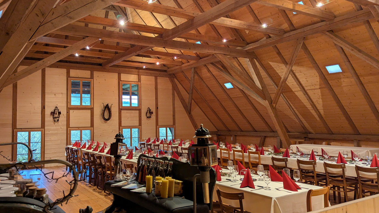 Du suchst einen originellen und besonderen Ort für euer nächstes Firmenseminar? Dann bist du bei uns genau richtig. Im charmanten Berner Bauernhaus mit seiner heimeligen Atmosphäre findest du den idealen Rahmen für produktive Stunden – mitten im wunderschönen Emmental. Unser stilvoll eingerichtetes Seminarlokal bietet dir nicht nur eine inspirierende Umgebung, sondern auch zahlreiche Möglichkeiten, wie du das Seminarprogramm mit spannenden Aktivitäten auflockern kannst.