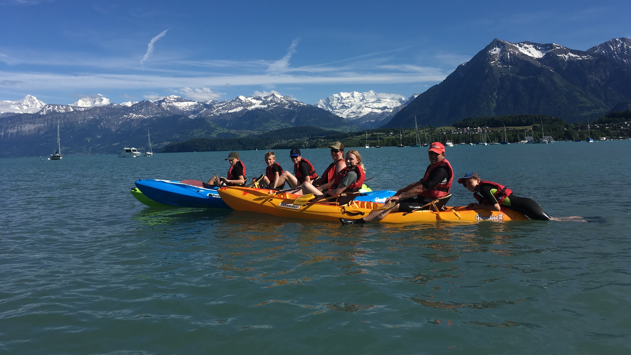 Kajak Tour Thunersee: Geniessen Sie mit uns zusammen einen der schönsten Seen der Schweiz, den Thunersee. Tiefgrünes Wasser, gespeist von der Aare, liegt er zu Fusse des Dreigestrirns von Eiger, Mönch und Jungfrau. Dazu geniessen Sie Pizza mit Blick auf den See.