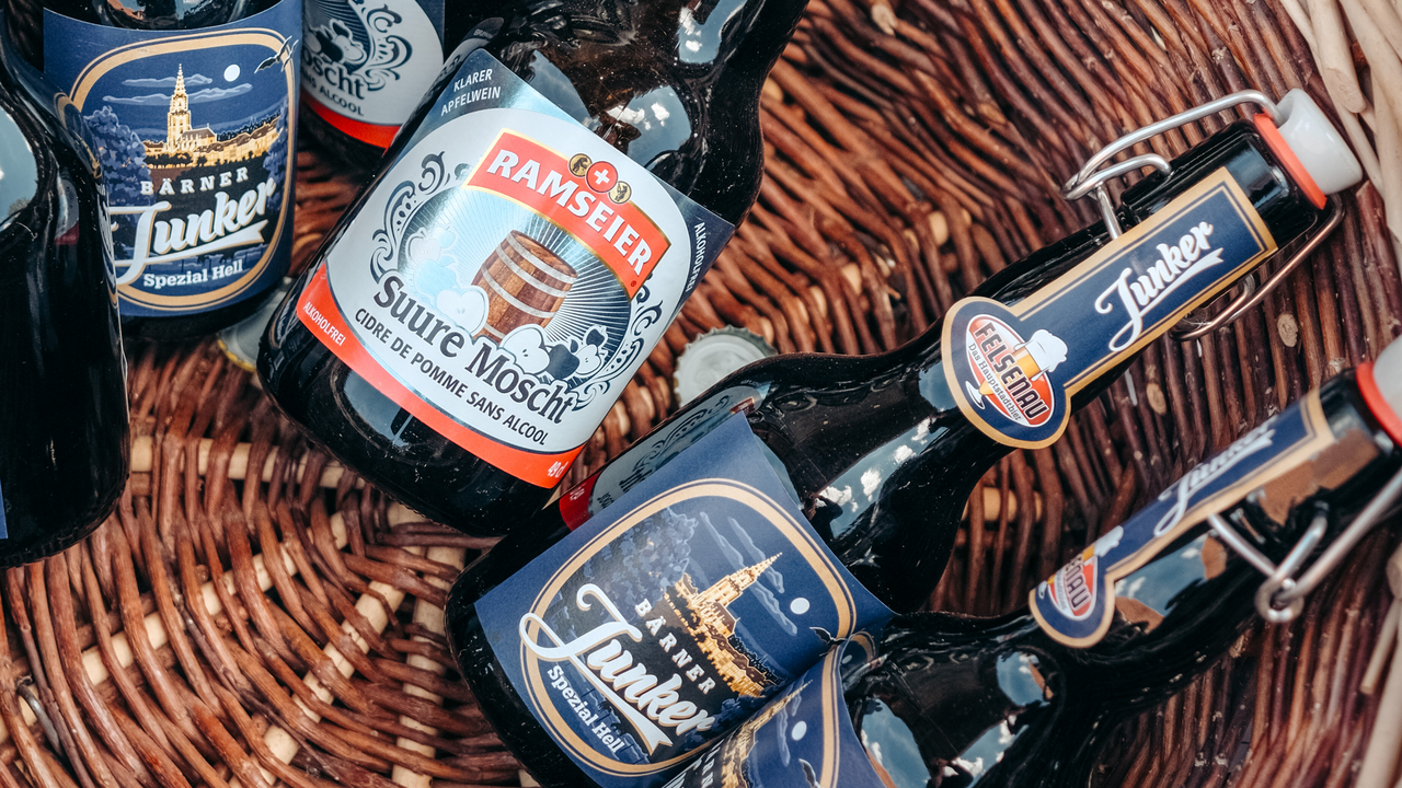 Starte den Tag mit einer malerischen Kutschenfahrt über die Panoramaroute des Emmentals und lasse dich durch die heile Welt zwischen Bauerngärten, Hügeln und Wiesen führen. Ein gemütlicher Apéro stimmt dich perfekt auf das Essen im charmanten Hofrestaurant des Eventhofes ein. Bei schönem Wetter geniesst du die Spezialitäten auf der idyllischen Gartenterrasse mit traumhaftem Blick. Erlebe echte Emmentaler Gastfreundschaft und lass dich verwöhnen.