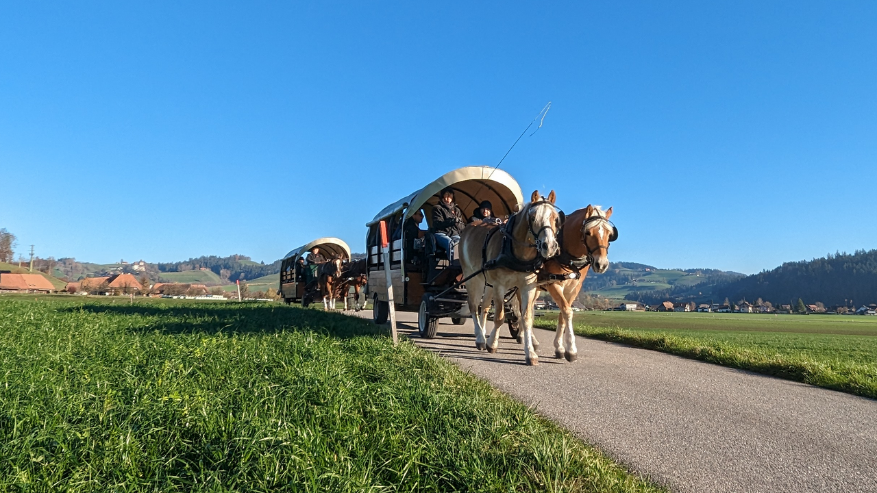 Grillplausch & Planwagenfahrt Starte den Tag mit einer malerischen Kutschenfahrt über die Panoramaroute des Emmentals und lasse dich durch die heile Welt zwischen Bauerngärten, Hügeln und Wiesen führen. Ein gemütlicher Apéro stimmt dich perfekt auf das Essen im charmanten Hofrestaurant des Eventhofes ein. Bei schönem Wetter geniesst du die Spezialitäten auf der idyllischen Gartenterrasse mit traumhaftem Blick. Erlebe echte Emmentaler Gastfreundschaft und lass dich verwöhnen.