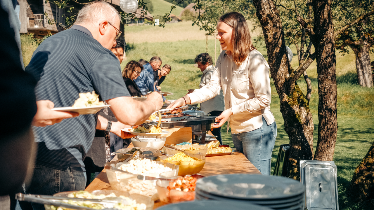 Grillplausch & Planwagenfahrt Starte den Tag mit einer malerischen Kutschenfahrt über die Panoramaroute des Emmentals und lasse dich durch die heile Welt zwischen Bauerngärten, Hügeln und Wiesen führen. Ein gemütlicher Apéro stimmt dich perfekt auf das Essen im charmanten Hofrestaurant des Eventhofes ein. Bei schönem Wetter geniesst du die Spezialitäten auf der idyllischen Gartenterrasse mit traumhaftem Blick. Erlebe echte Emmentaler Gastfreundschaft und lass dich verwöhnen.
