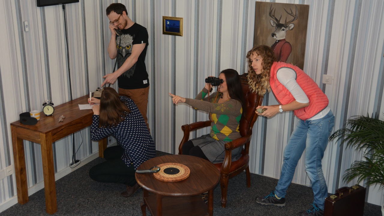 Escape Room Basel Erleben Sie das beliebte Real-Life Abenteuer Spiel im Herzen von Basel. Ihr findet euch eingeschlossen in einem unbekannten Raum voller kniffliger Rätsel und Geheimnisse wieder. Euer Ziel ist es nun innerhalb genau einer Stunde alle Rätsel zu lösen und so den Weg aus dem Raum zu finden.