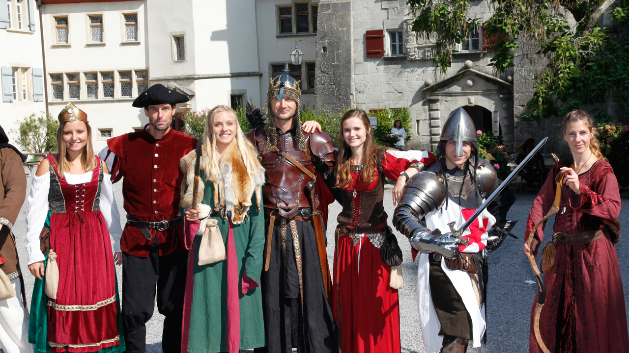 Mittelalterliche Ritterspiele Erleben Sie den historischen Gruppenausflug mit Ihren Freunden und Kollegen. Lassen Sie sich entführen in historische Zeiten mit einer feurigen Einstiegs-Geschichte und einem Schluck Met (Honigwein). An vielen spannenden Posten werden Goldtaler gesammelt um den Müller aus seiner Gefangenschaft zu befreien. Ein rundum gelungenes Gruppenevent!