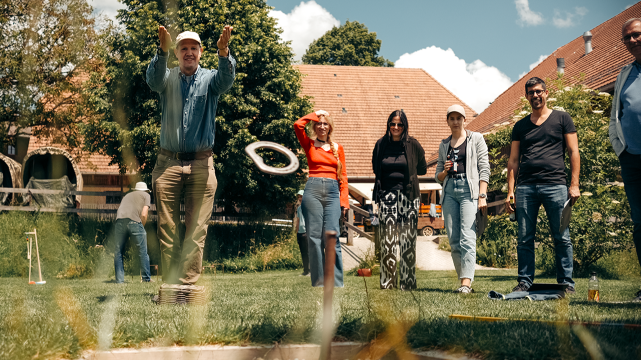 Bauernhofspiele mit Essen Der Ausflug ins Emmental mit viel Spiel und Spass für alle. Die Aktivitäten wie Armbrustschiessen, Hufeisenwerfen oder Käselabyrinth sind gleichermassen für Jung wie für Alt geeignet und garantieren beste Unterhaltung. Zum krönenden Abschluss wirst du von unseren Bauernhofspezialitäten verwöhnt.
