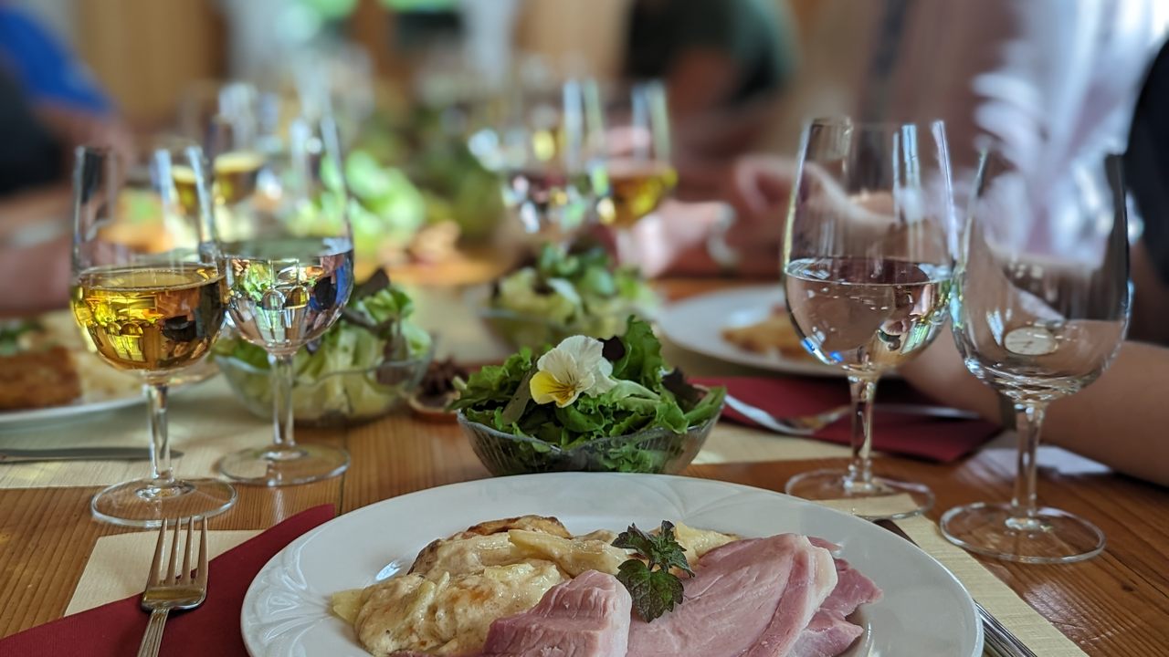 Der Ausflug ins Emmental mit viel Spiel und Spass für alle. Die Aktivitäten wie Armbrustschiessen, Hufeisenwerfen oder Käselabyrinth sind gleichermassen für Jung wie für Alt geeignet und garantieren beste Unterhaltung. Zum krönenden Abschluss wirst du von unseren Bauernhofspezialitäten verwöhnt.