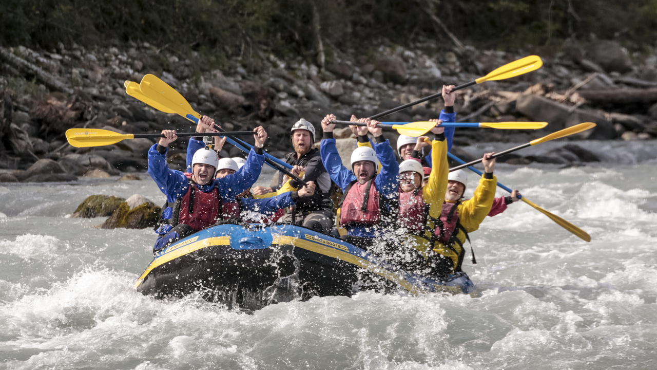 Rafting Vorderrhein Der Vorderrhein ist einer der schönsten Raftingflüsse Europas. Einfaches bis mittleres Wildwasser sowie die grandiose Landschaft der Rheinschlucht machen diese Tour besonders gut geeignet für Gruppen. Die steilen Kalkfelsen, die grüne Auenlandschaft, die Abgeschiedenheit und die vergnüglichen Stromschnellen lassen den Alltag vergessen und entführen in die Welt des Wassers.