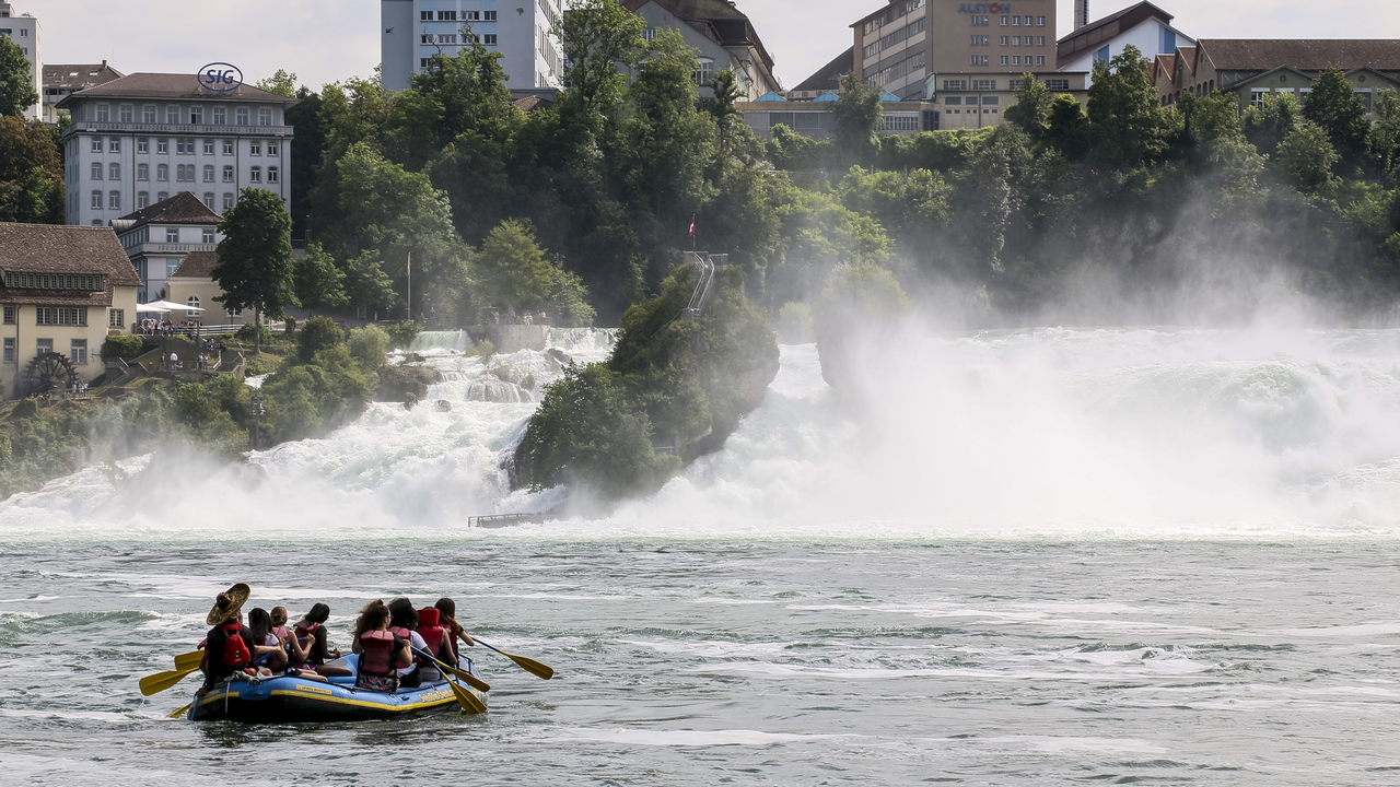 Schlauchboot Touren Schweiz Unsere Schlauchboottouren sind für alle, die es gerne gemütlich haben. Die einen Tag auf und im Wasser verbringen wollen, mit erstklassiger Ausrüstung, versorgt von unseren Guides, mit der grösstmöglichen Sicherheit – ideal für Gruppen, Familien und Schulklassen. Touren zum Abschalten vom Alltag eben. Die Schweiz bietet mit ihren vielen Flüssen dazu optimal Gelegenheit. Tagestouroption: umfangreicher Grill-Lunch.