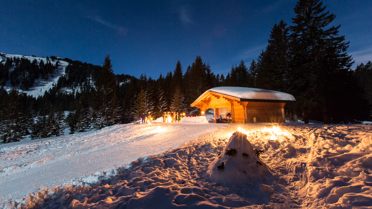 Feierabend Schneeschuhtour Flumserberg Eine kurze Einführung in die Kunst des Schneeschuhlaufens gibt uns das nötige Rüstzeug um mit viel Spass den Weg zum Glühwein-Apero zu meistern. Die Tour führt durch Wälder, über einsame Wiesen und Lichtungen. Mitten im Wald wartet ein Glühwein-Apero mit Schneebar und Fackeln auf die Gäste. Es bleibt Zeit zum Geniessen, Reden und Staunen.