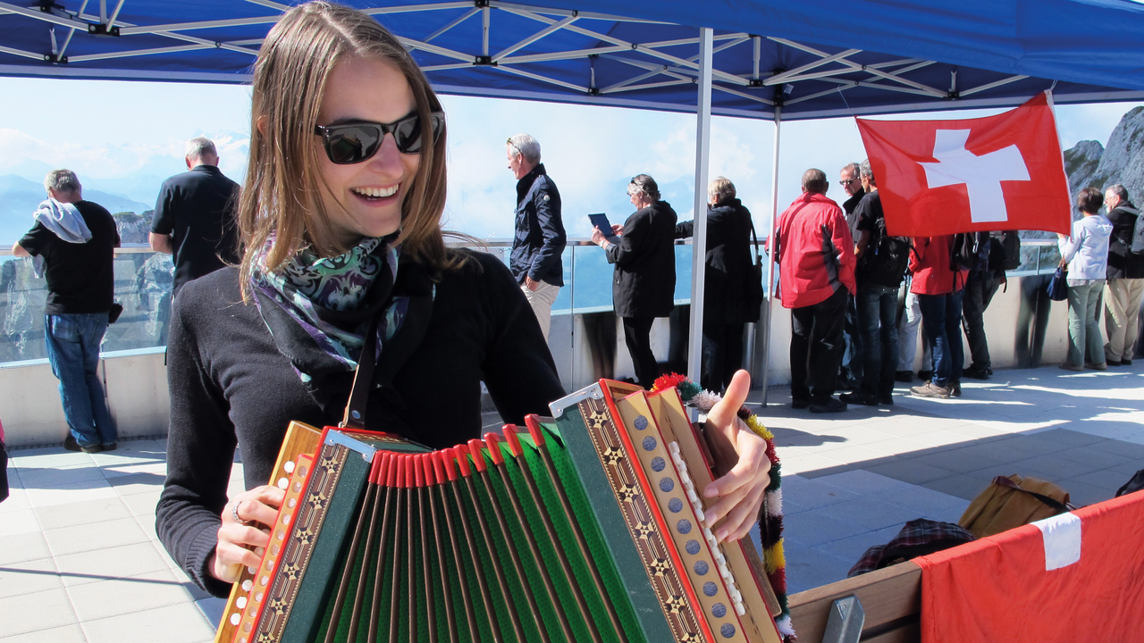 Traditionen-Games Die Schweiz hat bedeutende Traditionen. Erleben Sie mit Ihren Kollegen und Freunden viele dieser traditionellen Aktivitäten hautnah. Spielen Sie Schwyzerörgeli oder probieren Sie einmal Fahnen schwingen. Dieser Ausflug ist ein echter Schweizer-Traditionen-Tag!