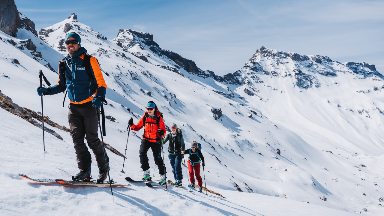 Geniessen Sie Ihren Skitourentag als Teamevent. Unberührte Winterlandschaft erwartet Sie, während Ihre Gruppe langsam aber stetig mit eigener Kraft den Berg erklimmen. Prächtig präsentiert sich das Alpenpanorama und lässt Sie schnell die Strapazen des Aufstiegs vergessen. Die Abfahrt ist die Krönung des Tages. Zeichnen Sie Ihre Spuren in den stiebenden Pulverschnee.
