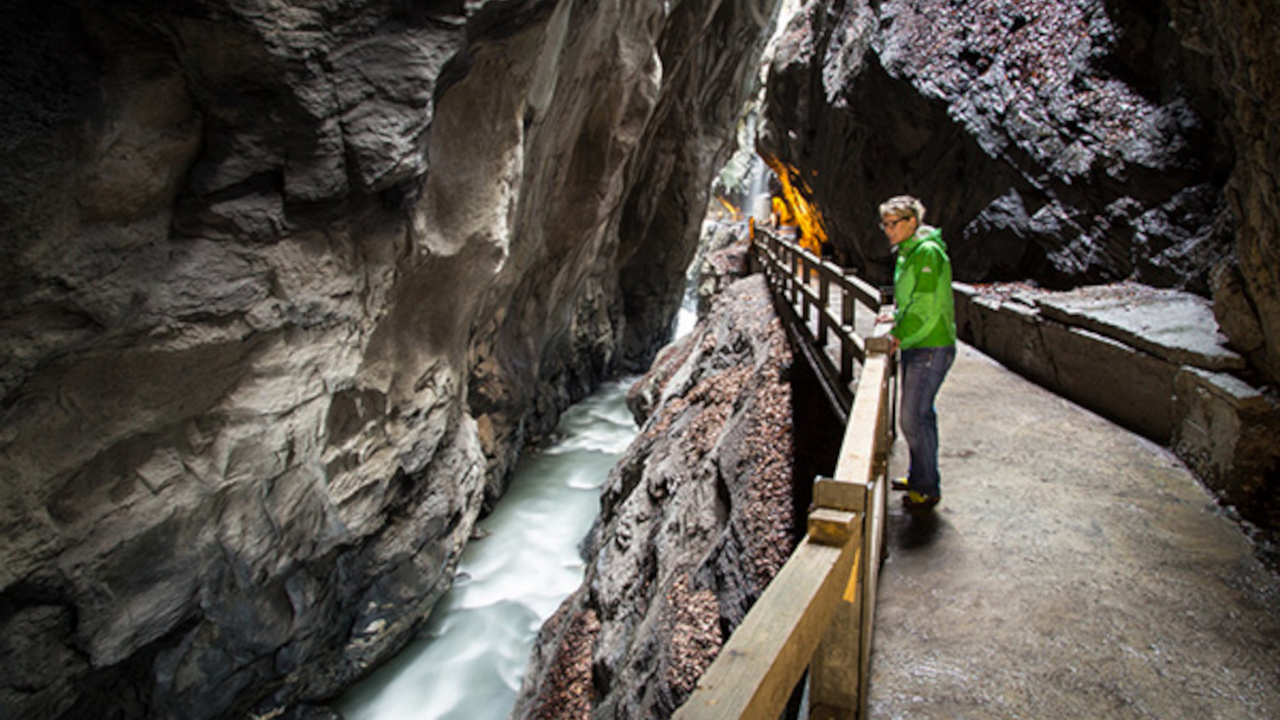 Taminaschlucht & Kulinarik Erleben Sie einen gemütlichen Tag beim Besuch der Taminaschlucht und weiteren Highlights. Sie entdecken die imposante Taminaschlucht und lassen sich im Alten Bad Pfäfers mit einheimischen Köstlichkeiten verwöhnen.