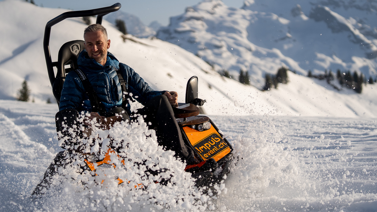 Schneemobil elektrisch & kraftvoll Mit einer Zieseltour wählen Sie ein spannendes, actionreiches Erlebnisprogramm, welches in der Schweiz noch kaum verbreitet ist. Das neuartige praktisch lautlosen Raupengerät ist mit umweltfreundlichem Elektroantrieb ausgestattet. Dieses Erlebnisprogramm verbindet Outdoorfeeling, Natur, Nachhaltigkeit und viel Fahrspass.