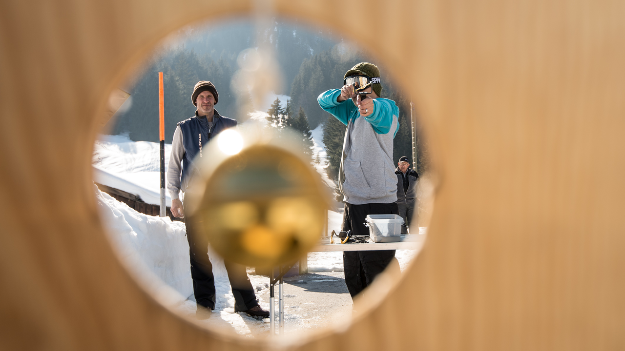 Erleben Sie unsere Winterspiele der anderen Art. Jeder im Team wird gefordert - keiner aber überfordert. Spass und Humor stehen im Vordergrund der Winterspiele. Ein feiner Glühwein vom Feuer, auf Wunsch ein leckeres Fondue im nahen Bergrestaurant mit herrlichstem Ausblick und als Abschluss eine stiebende Abfahrt auf 2 Kufen garantieren Ihnen ein Erlebnis mit hohem Erinnerungsfaktor.