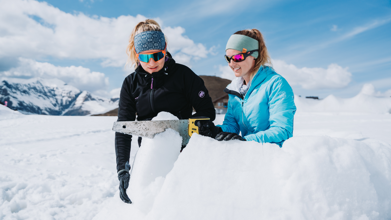 Iglu Teamevents Gemeinsam ein Iglu bauen, anschliessend gemütlich bei einem Apéro oder auch Fondue den Tag ausklingen lassen. Mit viel Erfahrung, Kreativität und Engagement lassen wir Ihren Teamausflug zu einem unvergesslichen und aufregenden Erlebnis werden.