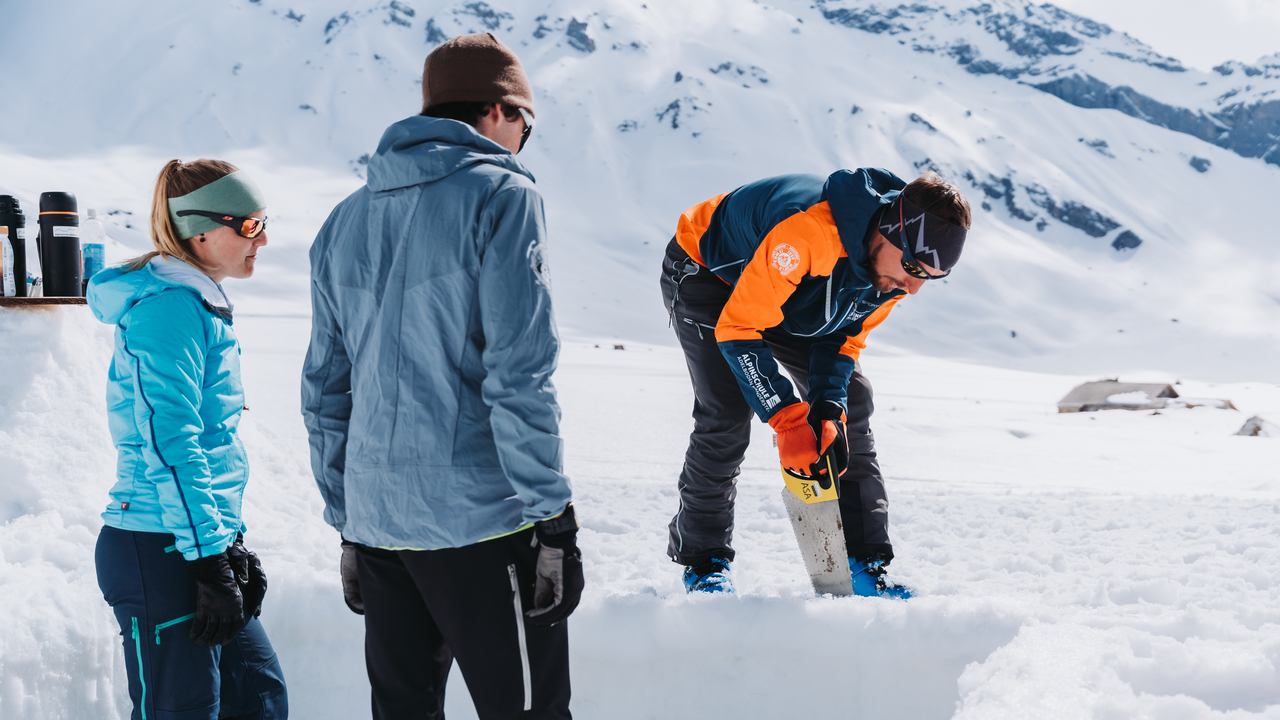 Iglu bauen Teamevent Alpinschule Adelboden Kandersteg