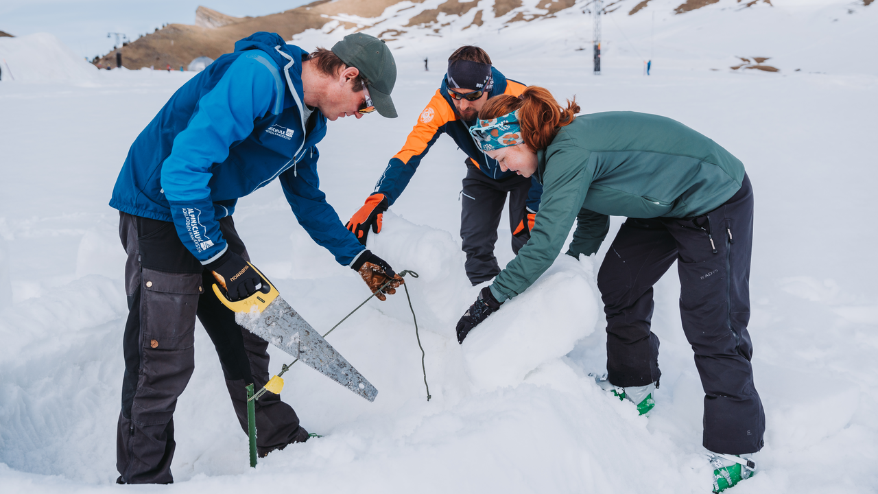 Iglu bauen Teamevent Alpinschule Adelboden Kandersteg