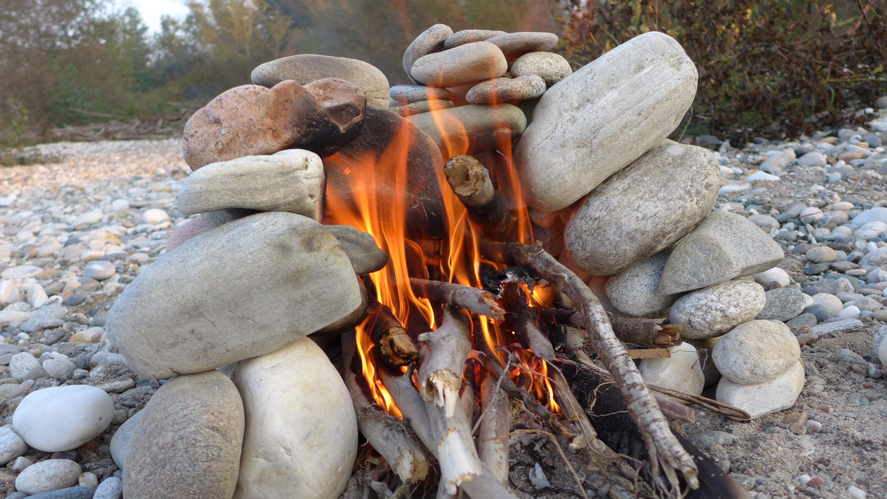 Pizzaofen bauen Ein Pizzaofen ist eine ästhetische Erscheinung am Rande des Flussbetts. In kleinen Gruppen werden Steine gesucht, gefunden und verbaut. Kreativität, Wagemut, Ästhetik und Ingenieurkunst verhelfen zum Meisterwerk.