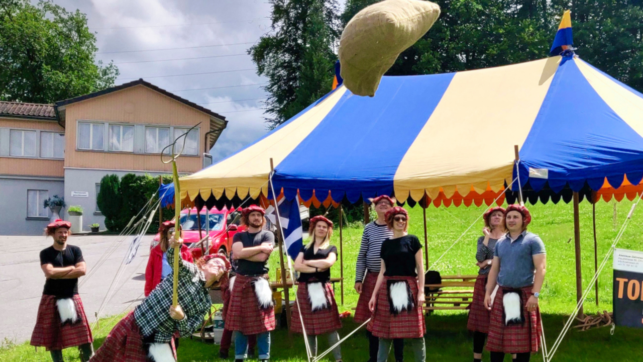 Schottengames Erleben Sie mit Ihren Mitarbeitern nach Feierabend einen Schottenabend mit witzigen Disziplinen und einem feinen Abendessen. Seit über 500 Jahren messen sich die Schotten in einem sportlichen Wettkampf: den Highland Games. Ursprünglich wurde durch die Spiele der stärkste Krieger im Clan ermittelt, heute sind Highland Games friedliche Volksfeste für die ganze Familie sowie für Firmen die etwas Amüsantes erleben möchten.