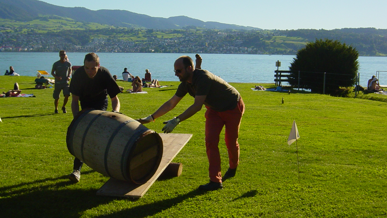 Winzer Games Bei den Winzer-Games dreht sich alles rund um das Thema Wein. Bei "kniffligen" Disziplinen wie Weinfass rollen, Korkzapfen-Dart, Weinflaschen-Staffette etc. steht der Spass im Vordergrund. In kleinen Teams wird um den Titel „Winzer-Kings“ gekämpft.