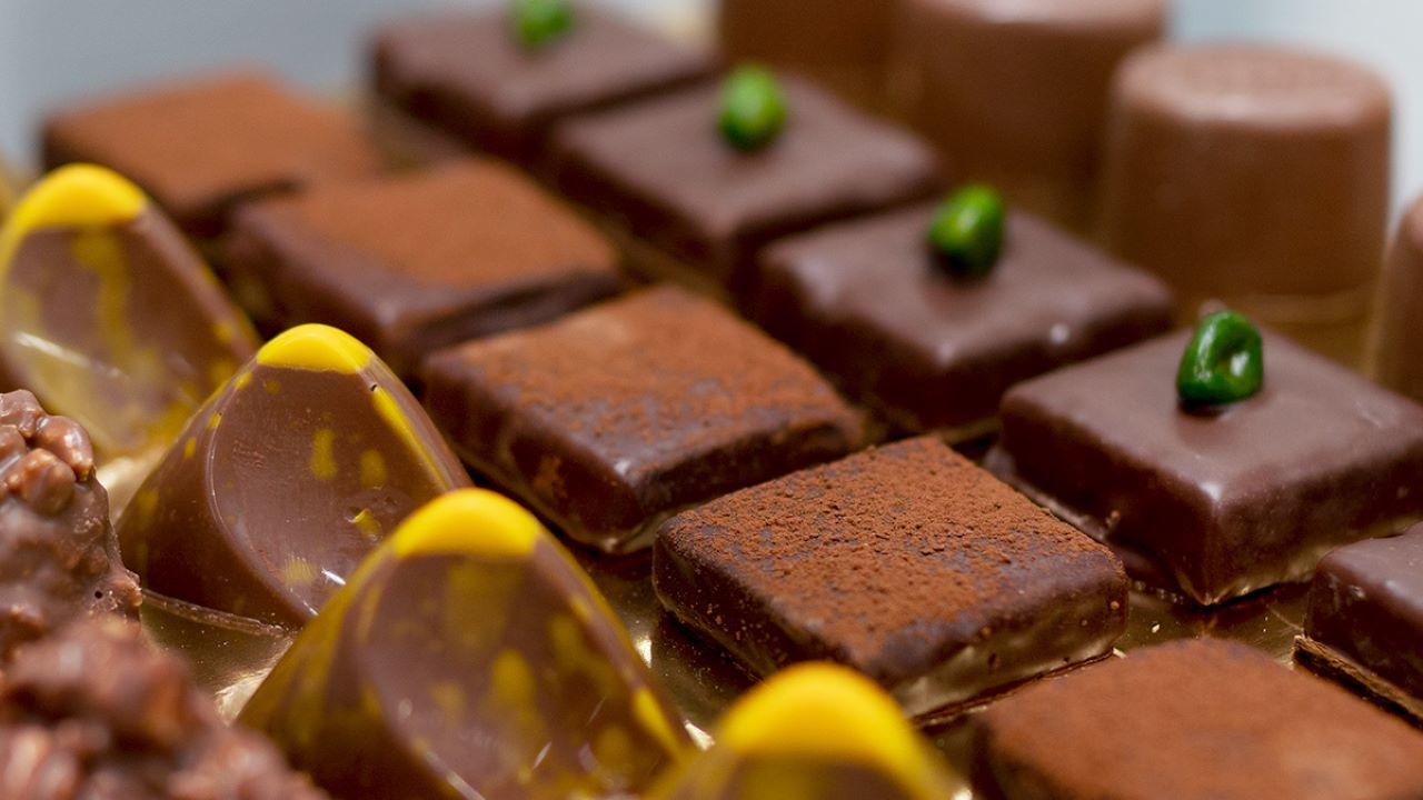 Schokoladen-Workshop: Der Schokoladen-Workshop „Create your own chocolate bar“ führt Sie in die Welt der Schokolade ein. Je nach Zielgruppe und Erlebnis erforschen Sie gemeinsam mit uns diese Welt. Wir zeigen Ihnen wie man Schokolade richtig degustiert und zubereitet. Der Kurs umfasst einen Einblick in Anbau, Verarbeitung, Herstellung und Veredlung der Schokoladen, gefolgt von einer anschliessenden Degustation und Zubereitung.