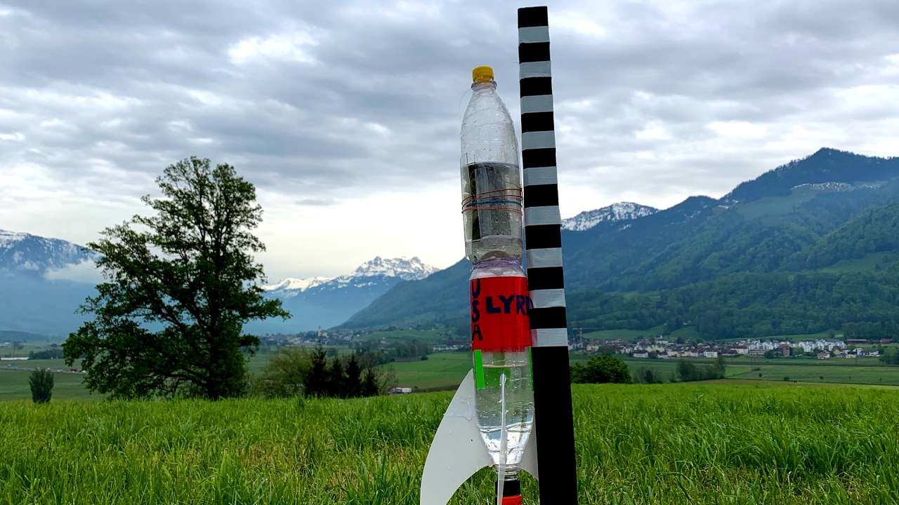 Raketenbau Teamevent Gemeinsam Ideen entwickeln, kreativ sein und tüfteln. Die Gäste bauen in kleinen Teams Raketen mit Wasserdruckantrieb welche eine Höhe von bis zu 80m erreichen. Ziel ist es, die am höchsten fliegende Rakete aller Teams zu bauen und ein verlässliches Fallschirmsystem zu integrieren mit welchem die Rakete sanft zurück zum Eventplatz gleitet. Bringen Sie mit diesem einzigartigen Teamevent Ihr Team zum gemeinsamen Höhenflug. Nur mit erfolgsversprechenden Ideen, viel Geschick und technischem Verständnis bringen Sie Ihre Rakete in die Luft und auch unbeschädigt auf die Erde zurück.