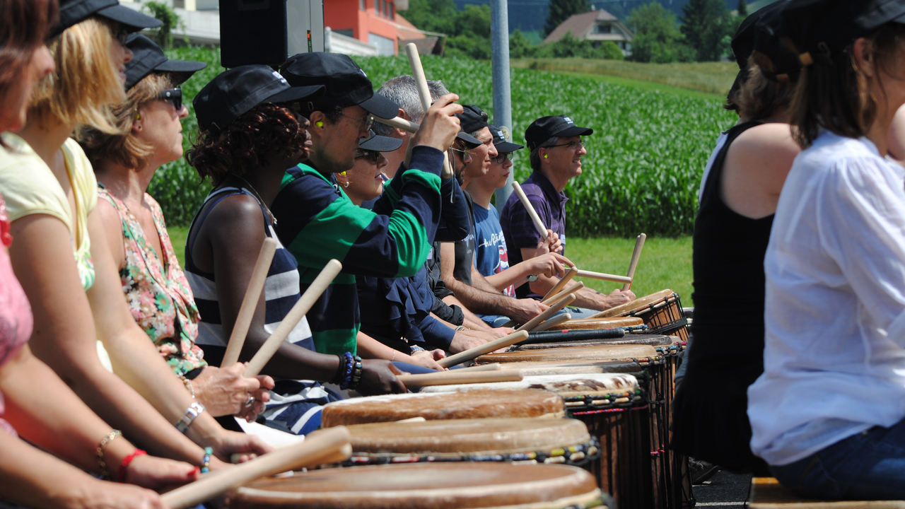 Das Trommel-Event Verleihen Sie Ihrem Firmenanlass oder Betriebsausflug eine exotische Note! Mit viel Power, Taktgefühl und Einfühlungsvermögen führt ein international bekannter Musiker und Rhythmuspädagoge Ihr Team in die lebensfrohe Welt der Trommelrhythmen ein. Sie werden staunen, wie viel verborgenes Talent in Ihren Mitarbeitern oder Gästen steckt.