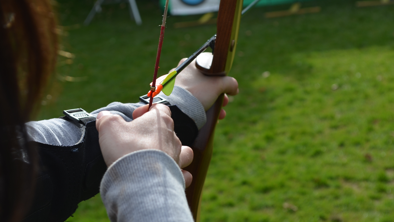 Wettschiessen Team-Event Manch einer hat sich schon als Robin Hood oder Wilhelm Tell entpuppt und über die eigene „Zielstrebigkeit“ gestaunt. Wer sich auf das Ziel konzentriert, Geist und Körper in Einklang zu bringen vermag, der wird sich über manchen „Treffer“ freuen dürfen. Da die Anlagen alle mobil sind, können wir Ihnen den Event auf Wunsch auch direkt vor die Haustüre oder in den Garten Ihres Seminarhotels bringen. Sehr beliebt als Rahmenprogramm bei Apéros, Firmenausflügen, Team-Events sowie nach langen Seminaren zur Auflockerung sind unsere diversen Schiessanlagen.