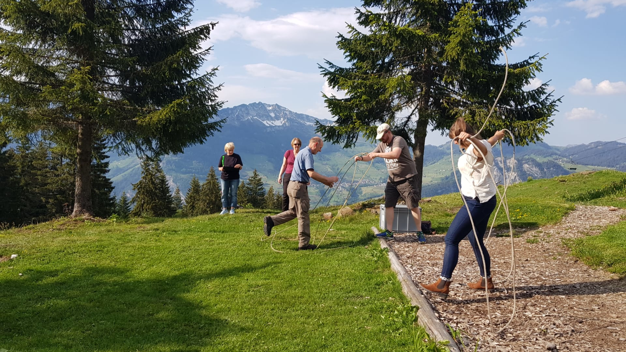 Western Team Challenge Billy the Kid wird Sie mit seiner Bande in eine wilde Zeit entführen. Nur wer sich seinen Prüfungen stellt und diese erfolgreich absolviert, wird als freier Mann und Mitglied der Outlaws am Lagerfeuer begrüsst und mit einem feinen Barbecue verwöhnt. Es versteht sich ja von selbst, dass auch das Outfit der Teilnehmer dem Thema angepasst sein sollte!