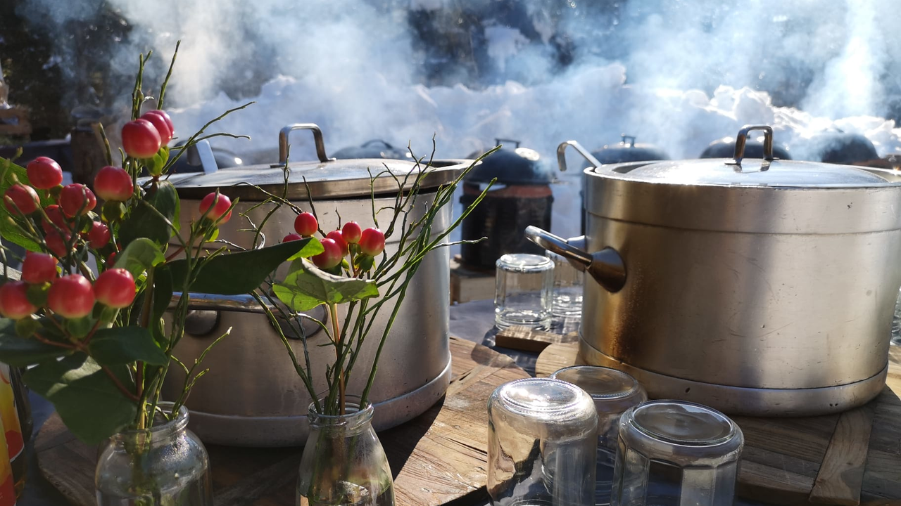 Teamkochen am Feuer Hier beginnt das feurige Abenteuer. Unter professioneller Anleitung erfahren Sie Tricks und Kniffe rund ums Feuerkochen. In verschiedenen Teams bereiten Sie zusammen mit unserem Experten feine Menüs auf dem Feuer zu. In geselliger Runde geniessen Sie die Leckerbissen mit Ihrem ganzen Team.