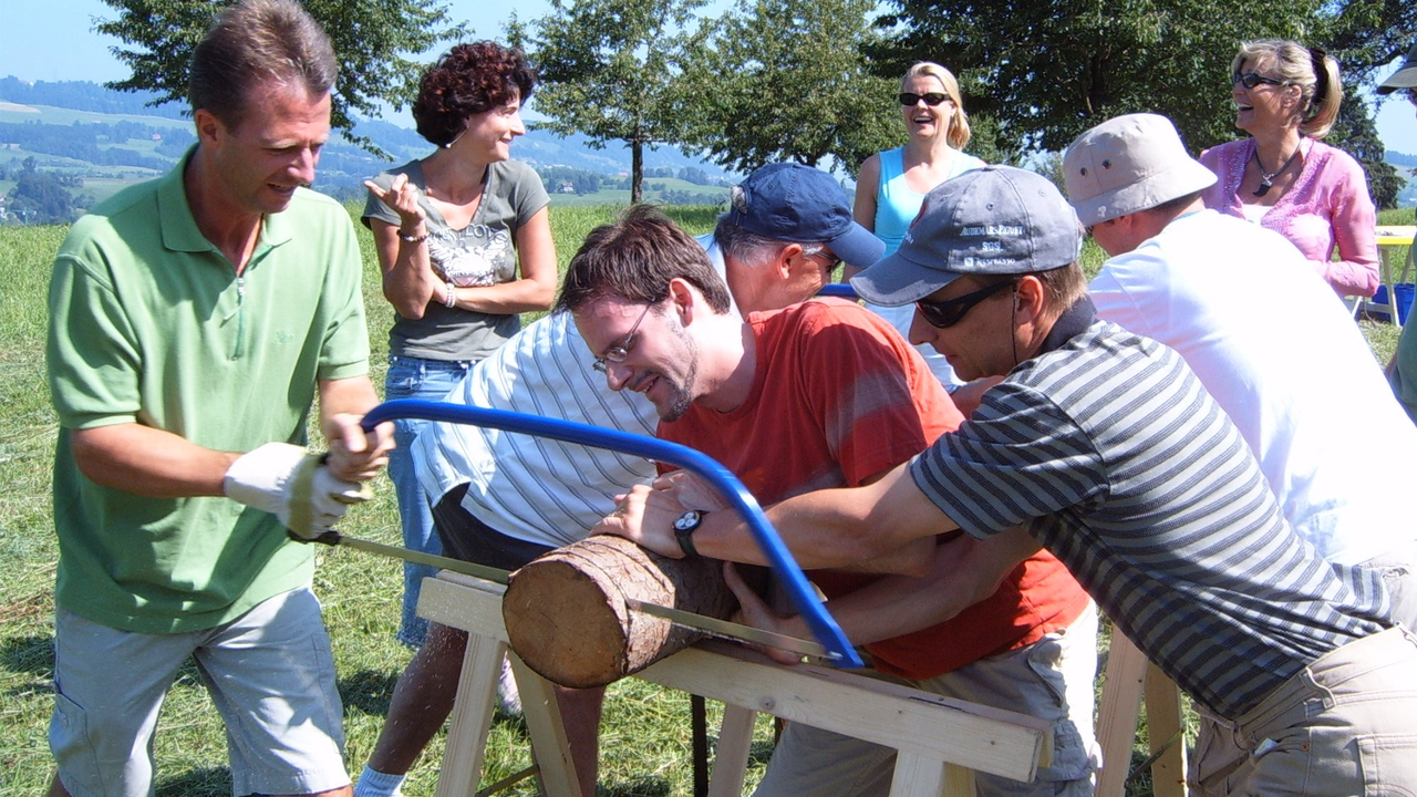 Outdoor Team Challenge in der ganzen Schweiz Auf unserem Outdoor Team Challenge erwarten Sie verschiedene knifflige Teamaktivitäten, welche nur als ganzes Team zu lösen sind. Kommunikation, Teamgeist und Koordination werden hier grossgeschrieben. Die ideale Kombination aus Team-Spirit und Spass an der frischen Luft, der verbindet und für Abwechslung sorgt.