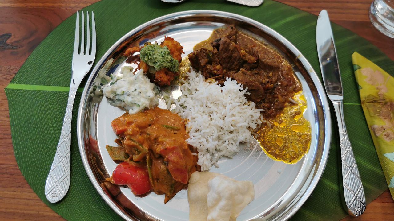 Teamkochen Indisch Lassen Sie sich von einer gebürtigen Inderin in die Welt der Gewürze entführen und lernen Sie, wie ein mehrgängiges, typisch indisches Menü zubereitet wird. Weit weg von den täglichen Ablenkungen erleben Sie einen geselligen, lustigen und erholsamen Event und geniessen gemeinsam Ihr Menü.