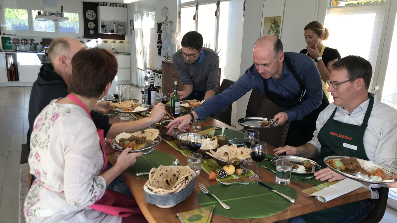 Teamkochen Indisch Lassen Sie sich von einer gebürtigen Inderin in die Welt der Gewürze entführen und lernen Sie, wie ein mehrgängiges, typisch indisches Menü zubereitet wird. Weit weg von den täglichen Ablenkungen erleben Sie einen geselligen, lustigen und erholsamen Event und geniessen gemeinsam Ihr Menü.