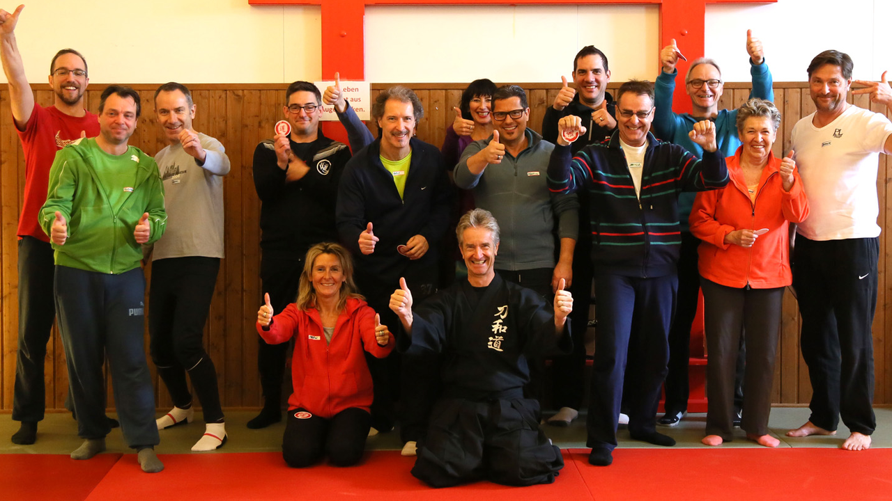 Samurai-Workshop Es handelt sich um ein körperzentriertes Seminar, bei welchem achtsam ausgeführte Körperübungen im Mittelpunkt stehen. Zusätzlich werden Visualisierungen, Storytelling und Wahrnehmungsübungen durchgeführt und Anwendungsmöglichkeiten im Alltag erarbeitet.