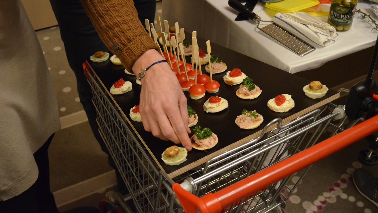 So viel kulinarische Kreativität haben Sie noch nie gesehen. Jede Gruppe à 4 Personen erstellt ein eigenes Fingerfood Gericht. An der Vernissage wird das Siegerteam erkoren und dann geht der Schmaus endlich los!