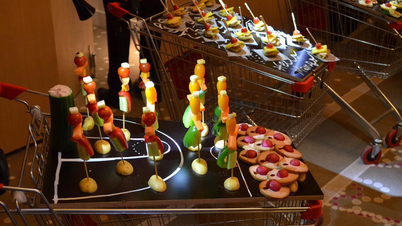 So viel kulinarische Kreativität haben Sie noch nie gesehen. Jede Gruppe à 4 Personen erstellt ein eigenes Fingerfood Gericht. An der Vernissage wird das Siegerteam erkoren und dann geht der Schmaus endlich los!